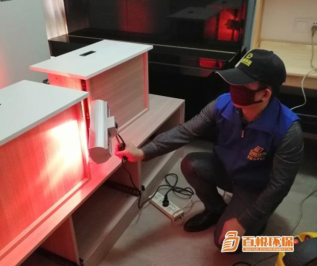 佛山百悅環(huán)保除甲醛治理公司是專業(yè)清除甲醛公司，為佛山及佛山周邊新裝修機(jī)關(guān)企事業(yè)單位辦公樓、寫字樓、家庭住宅、新房、別墅、公寓、酒店、賓館、醫(yī)院、養(yǎng)老院、幼兒園、學(xué)校教室、商場、超市、旅館、文化場所、書店、圖書館、展覽館、體育館、公共交通場所、公共交通工具、餐廳等用戶提供室內(nèi)除甲醛、裝修甲醛治理解決方案、除異味的空氣治理服務(wù),擁有經(jīng)驗豐富的施工團(tuán)隊，除甲醛價格公道，十五年質(zhì)保。